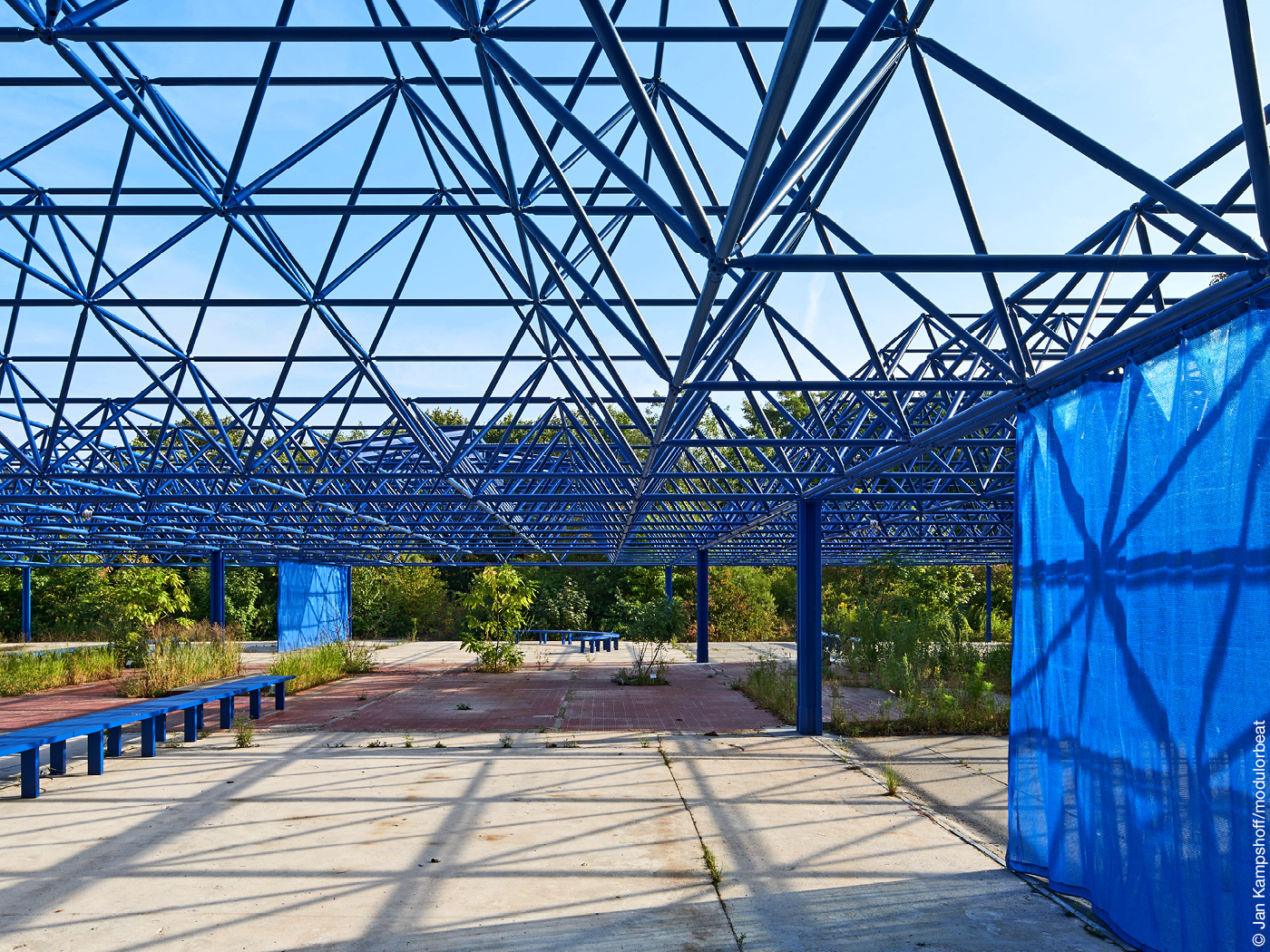Offene Halle mit Dach aus blauem Stahlfachwerk