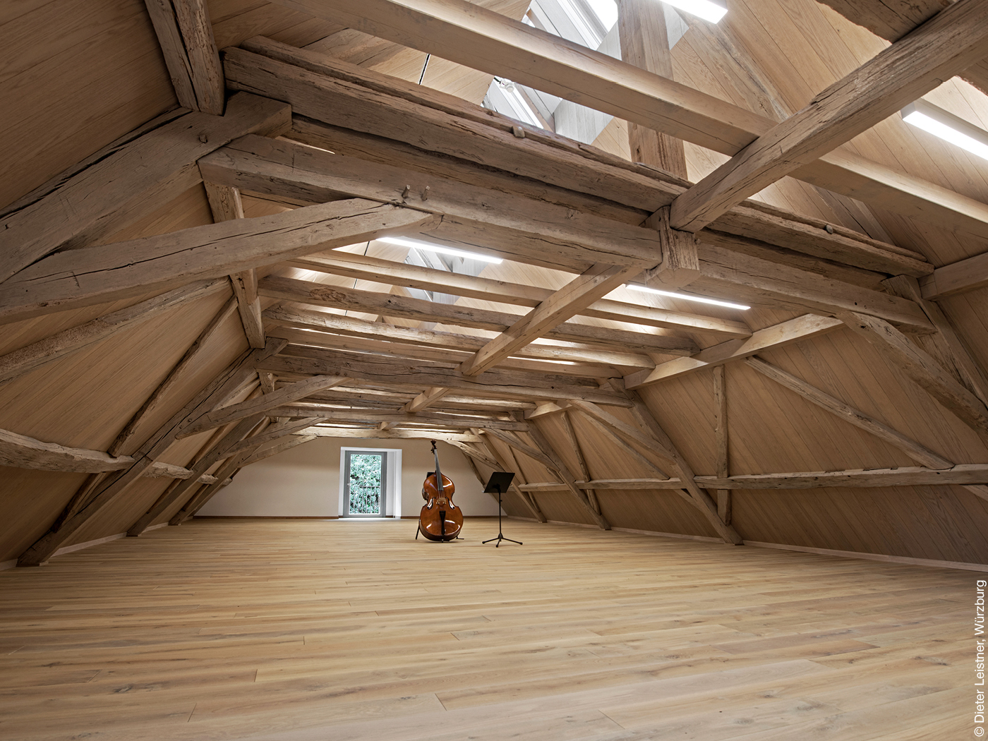 Dachboden mit Oberlichtern und Holzbalken