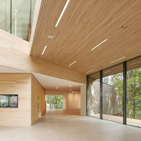 Foyer des Nationalparkzentrums mit Holzdecke