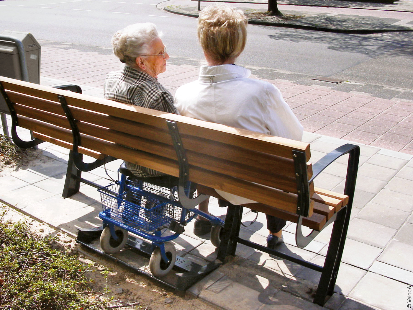 Zwei Damen sitzen auf einer mit Rollator unterfahrbare Bank