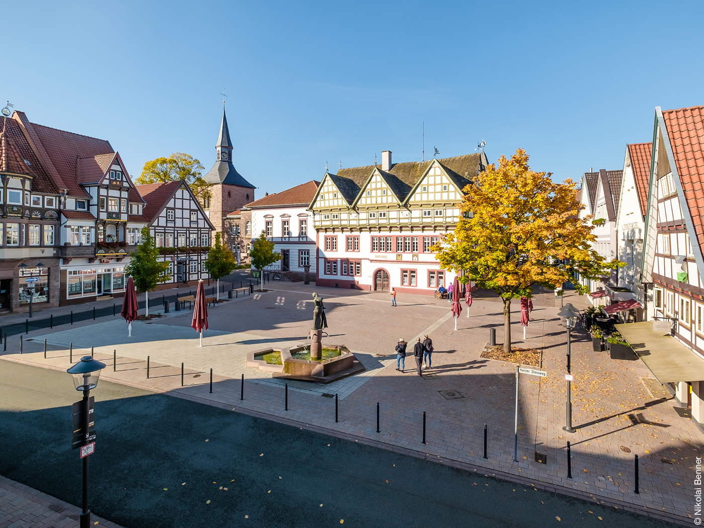 Marktplatz mit Brunnen in der Altstadt von Blomberg