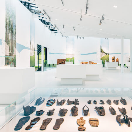 Historische Schuhsohlen in Vitrine im Limesmuseum