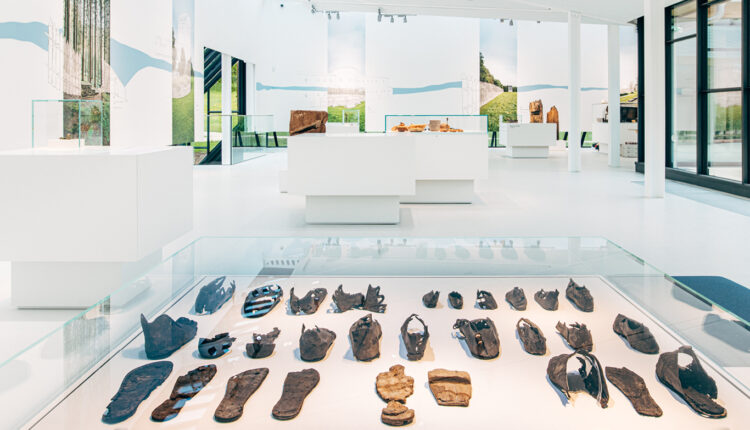 Historische Schuhsohlen in Vitrine im Limesmuseum