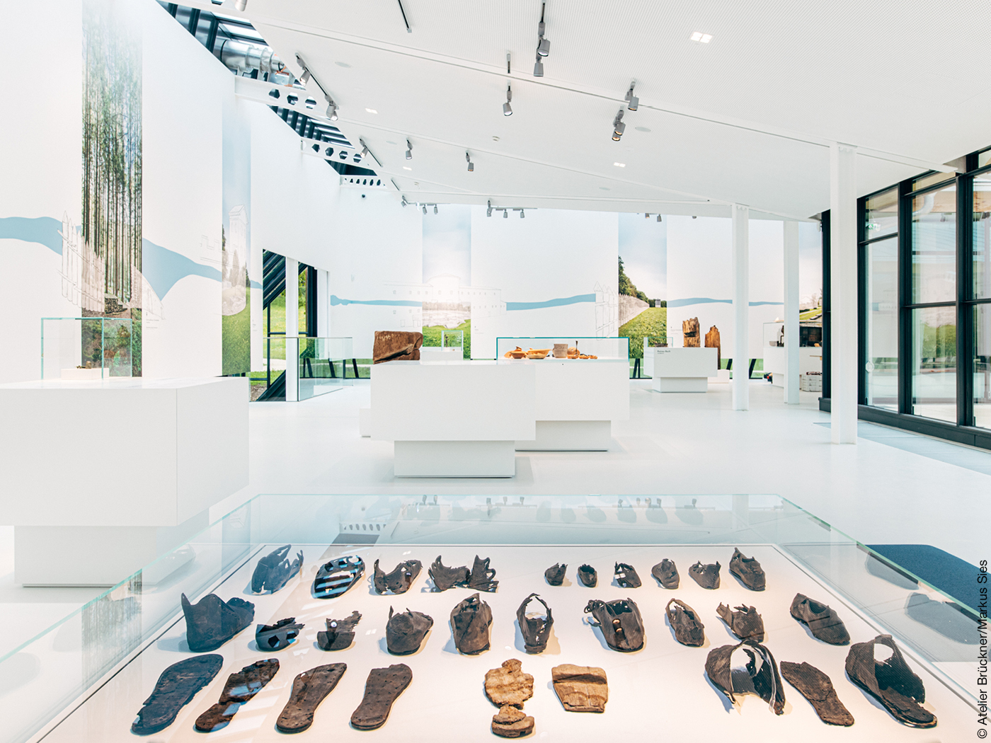 Historische Schuhsohlen in Vitrine im Limesmuseum