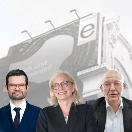 Andrea Gebhard, Marco Buschmann und Heinrich Bökamp vor Plakat zum Gebäudetyp e