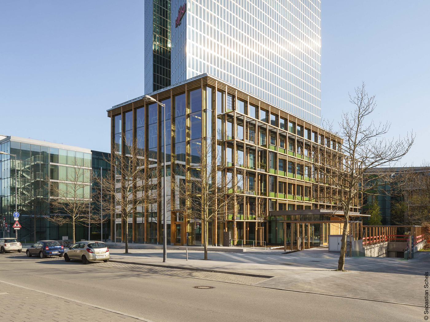 Bürohaus mit Fassade aus Holz und Glas für den Alpenverein