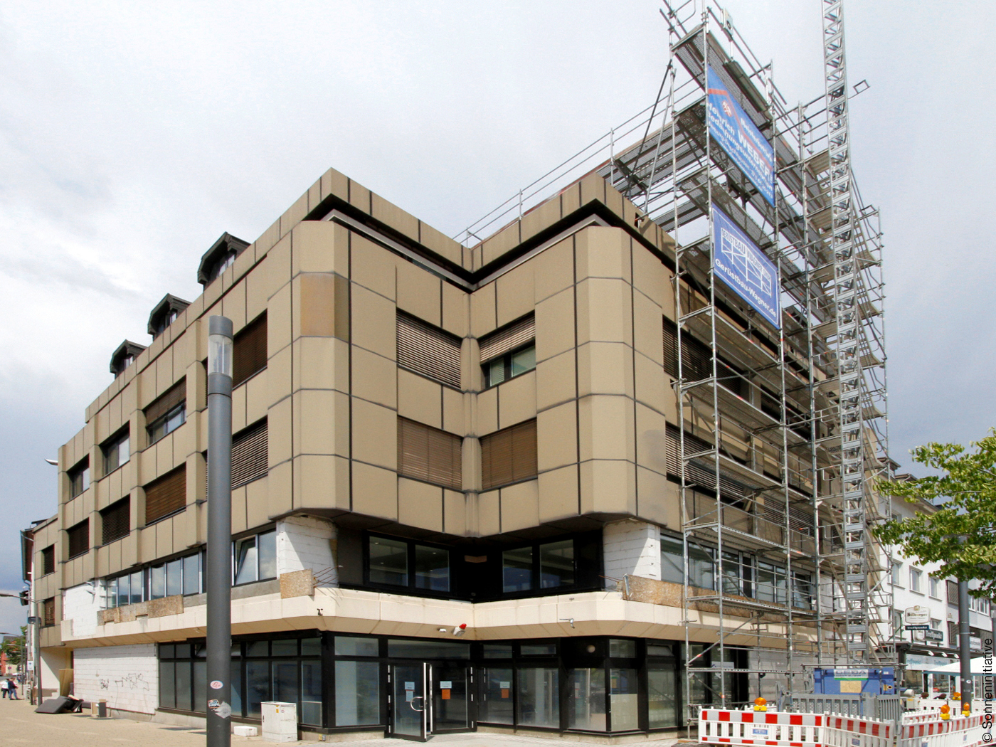 Haus mit brauner Metallfassade