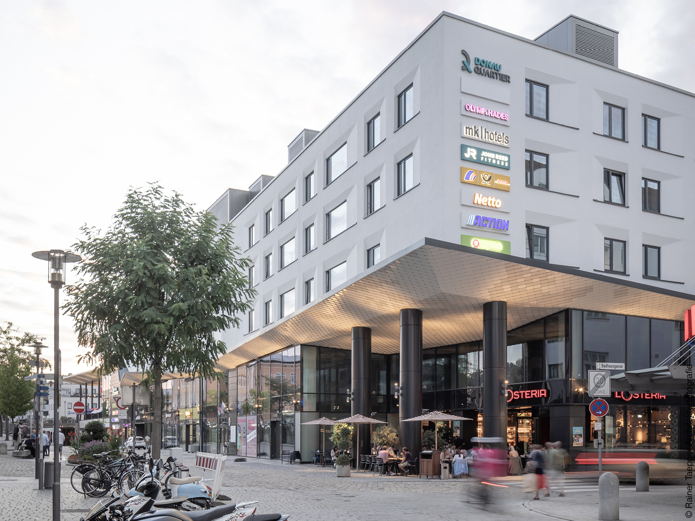 Shopping Center Donauquartier nach dem Umbau mit heller Fassade und Vordach