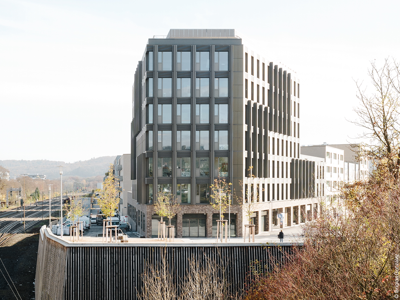 Bürohaus mit Photovoltaik-Fassade an Bahngleisen