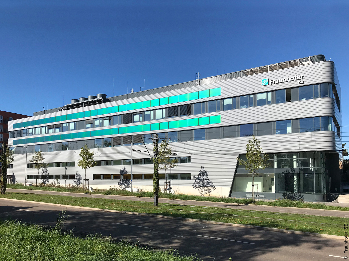 Außenansicht des Gebäudes des Fraunhofer ISE mit farbigen Solarzellen