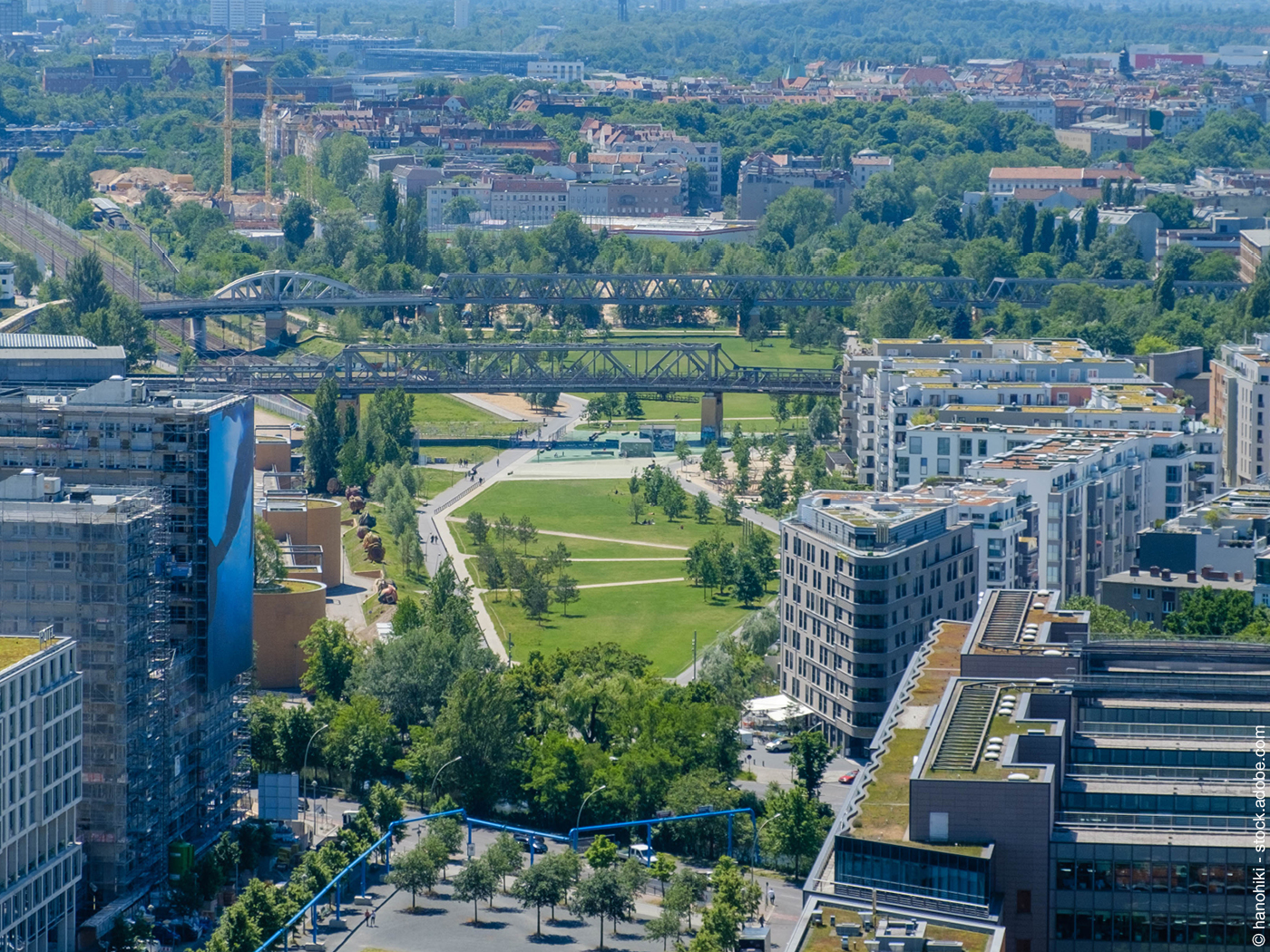 Der Gleisdreieck-Park in Berlin, gesäumt von Häusern