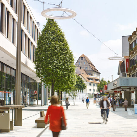 Das Foto zeigt die Bahnhofstraße als Teil der Fußgängerzone in Böblingen.