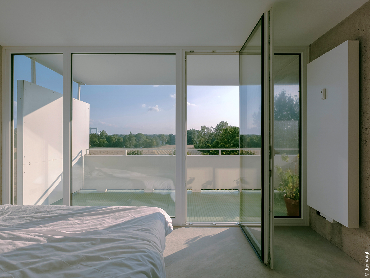Schlafzimmer mit geöffneter Balkontür