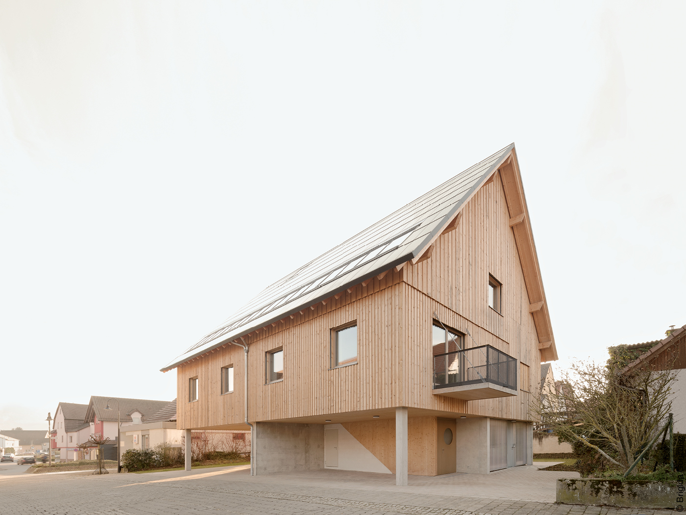Haus auf Pfeilern mit Holzfassade und Satteldach