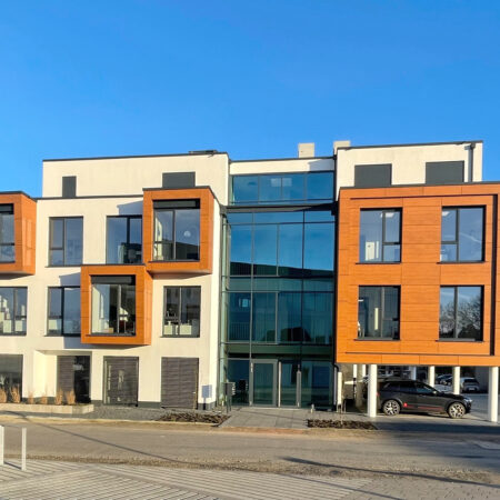 Außenfassade eines rechteckigen Hauses mit weißen und braunen Fronten und großen Fenstern