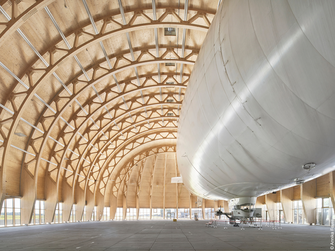 Innenraum des Luftschiff-Hangar in Mülheim mit Holzträgern