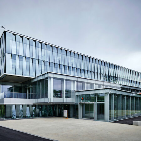 Bürogebäude mit Fassaden-, Verglasungs- und Türsystemelementen von Forster Profilsysteme
