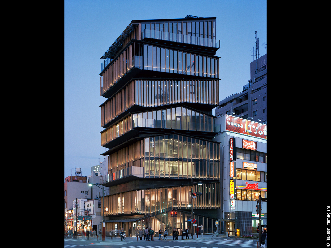 Hochhaus mit versetzten Stockwerken und Glasfassade in Tokyo