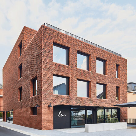 Bürogebäude mit Fenstersystemen von Schüco