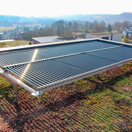 Photovoltaik-Röhrenmodule für Gründächer von Zinco und der tubesolar AG