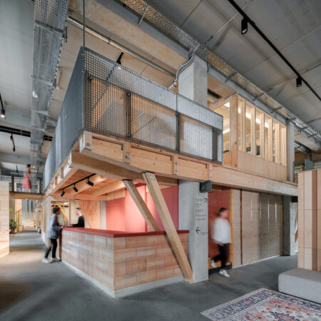 Co-Working Space mit hohen Decken und Galerie