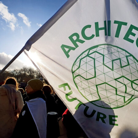 Demonstranten mit Flagge von Architects for future