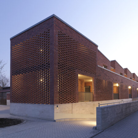 Wohnhaus mit Ziegelfassade und Tiefgarageneinfahrt