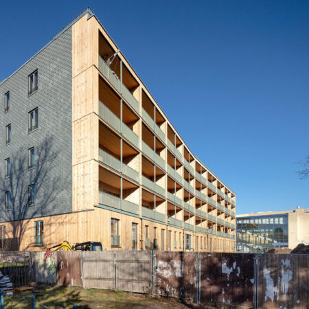 Holzbau mit Balkonen