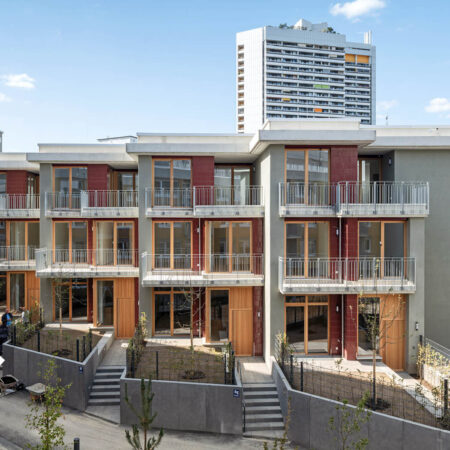 Townhouses mit Vorgärten und Balkonen