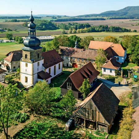 Sicht auf Dorf Bedheim mit Kirche