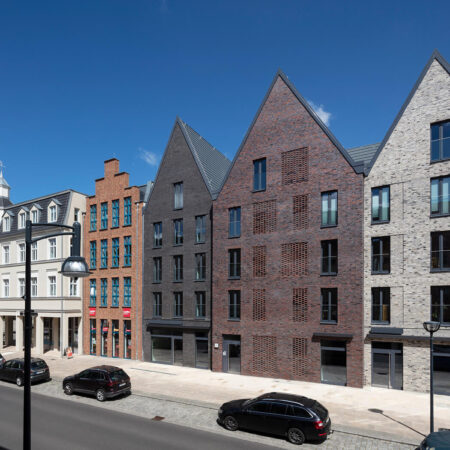 Steinstraße in Anklam 2020 mit dem Türmchenhaus und dem Dreigiebelhaus