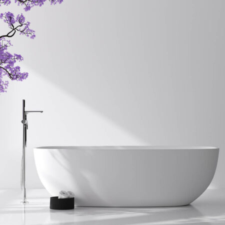 weiße Badewanne mit lila Blüten