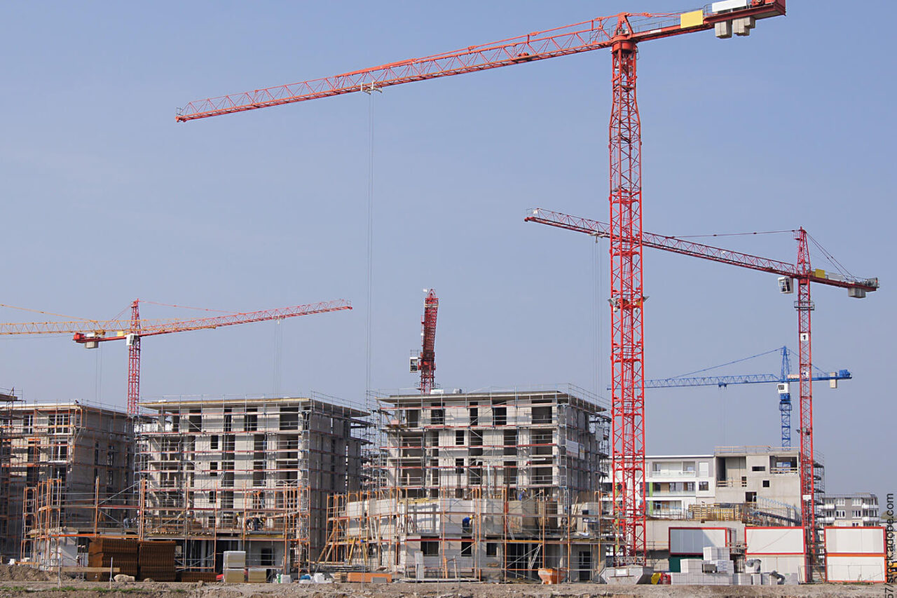 Baustelle mit Rohbauten und Kränen