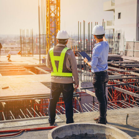 Bauleiter auf einer Baustelle