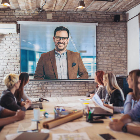 Konferenz mit digital zugeschaltetem Mann