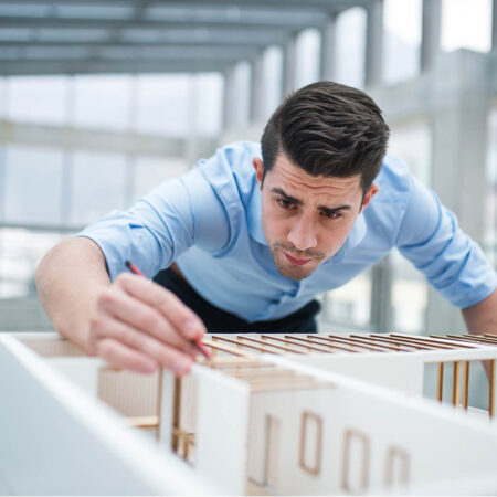 Architekt baut an einem Architekturmodell
