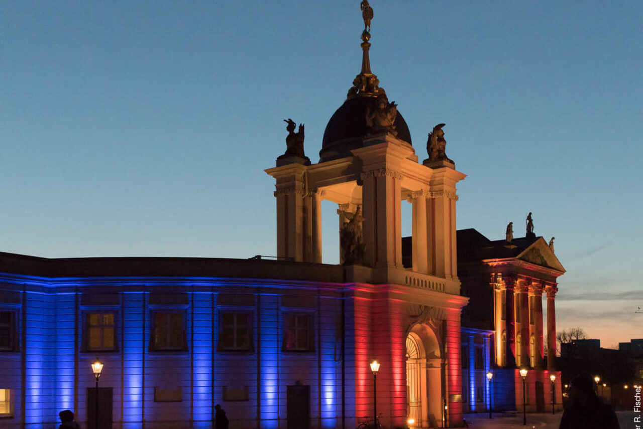 rot und blau beleuchtetes Gebäude