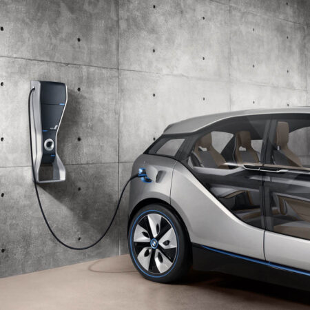 Elektroauto an Wandladestation