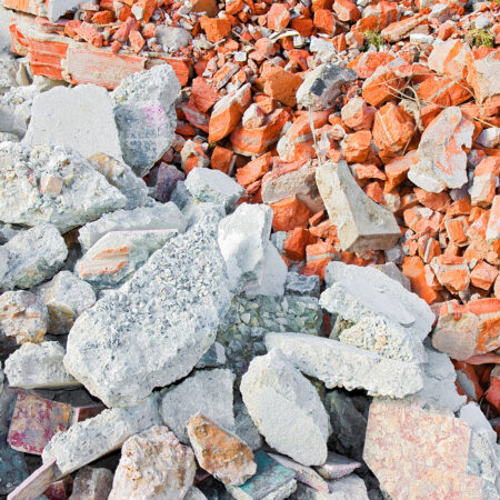 Steine und Schüttgut auf einer Baustelle.
