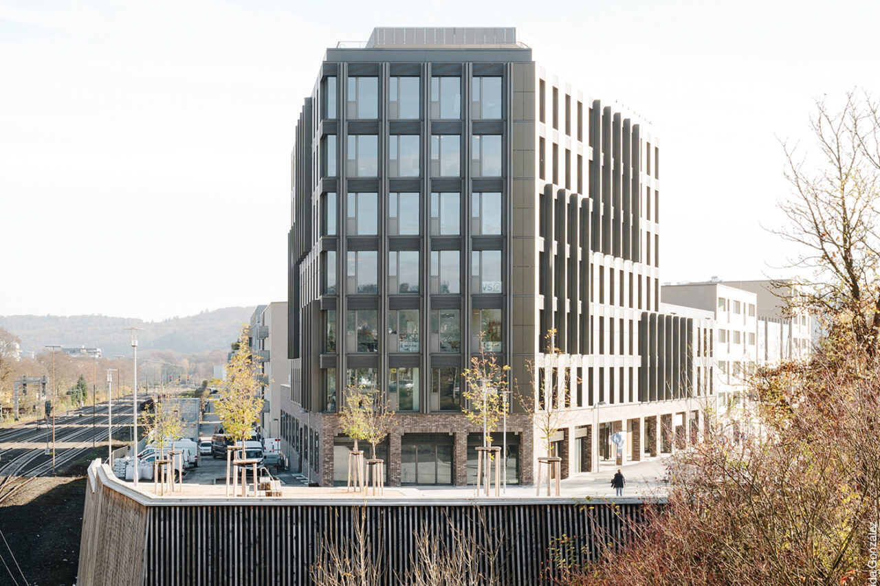 Bürohochhaus an Bahngleisen