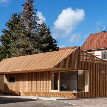 Gesundheitskiosk mit Holzfassade und Eckfenster