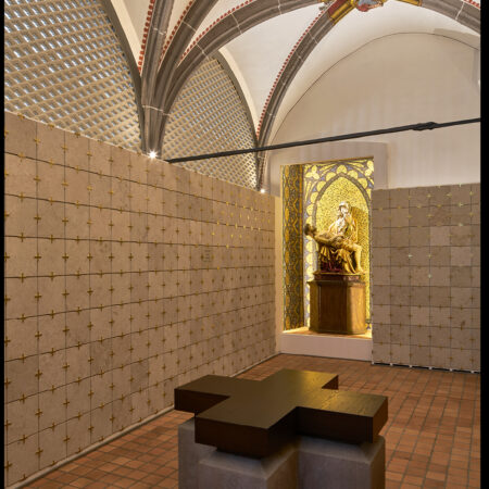 Kolumbarium mit Urnenfächern und Statue