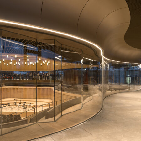 Foyer zum Konzertsaal Kronberg mit gläserner Wand