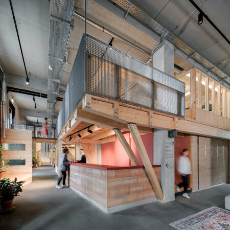 Co-Working Space mit hohen Decken und Galerie