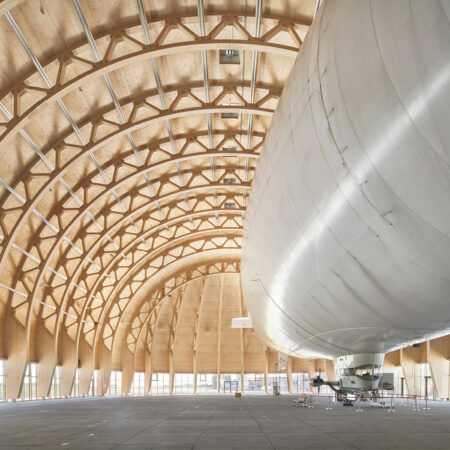 Innenraum des Luftschiff-Hangar in Mülheim mit holzverkleidetem Runddach.
