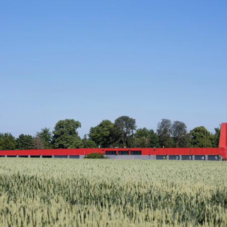 Roter langgezogener Bau der Feuerwache in Titz auf weitem Ackerland