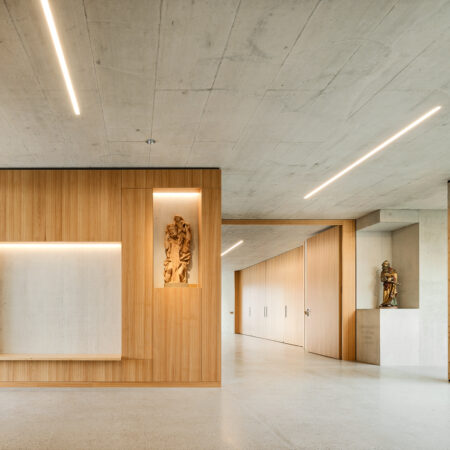 Flur mit sakralen Figuren aus Holz in Kirche St. Peter in Stuttgart