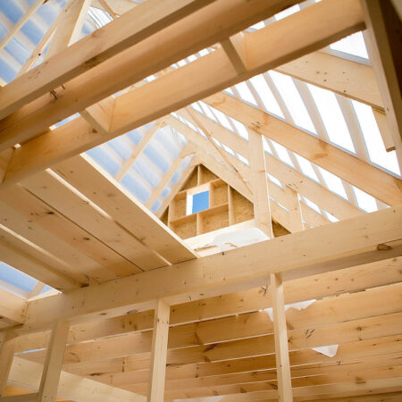 Holzhaus mit Balken und Dachstuhl