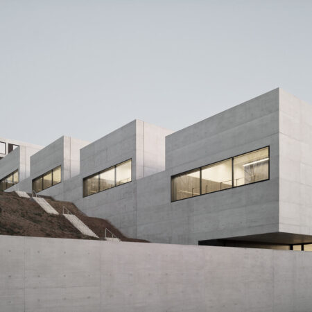 Gebäude der John Cranko Ballettschule mit Betonfassade