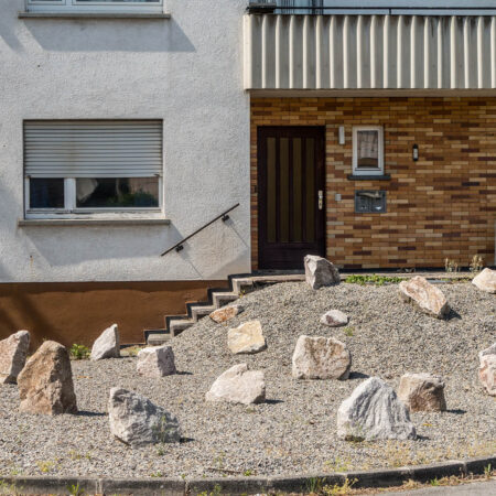 Schotter Garten vor Einfamilienhaus
